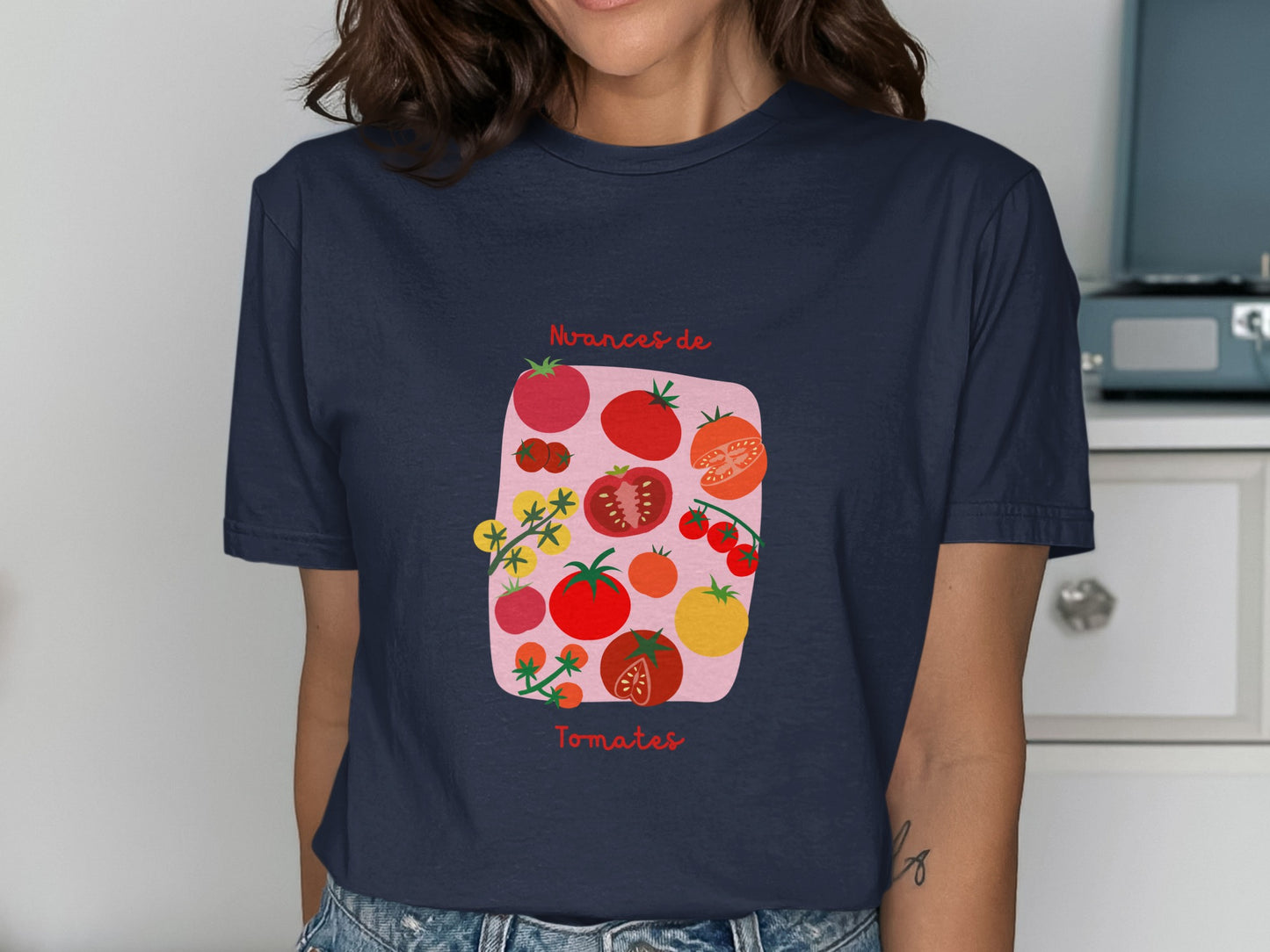 Illustration of various tomatoes in a grid pattern with text.