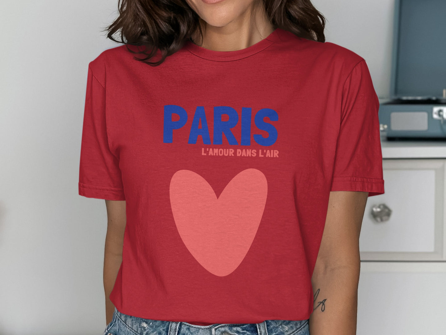 Red t-shirt with "PARIS L'AMOUR DANS L'AIR" and a large pink heart.