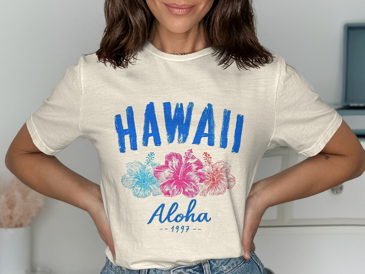 Cream t-shirt with "HAWAII Aloha 1997" and hibiscus flowers.