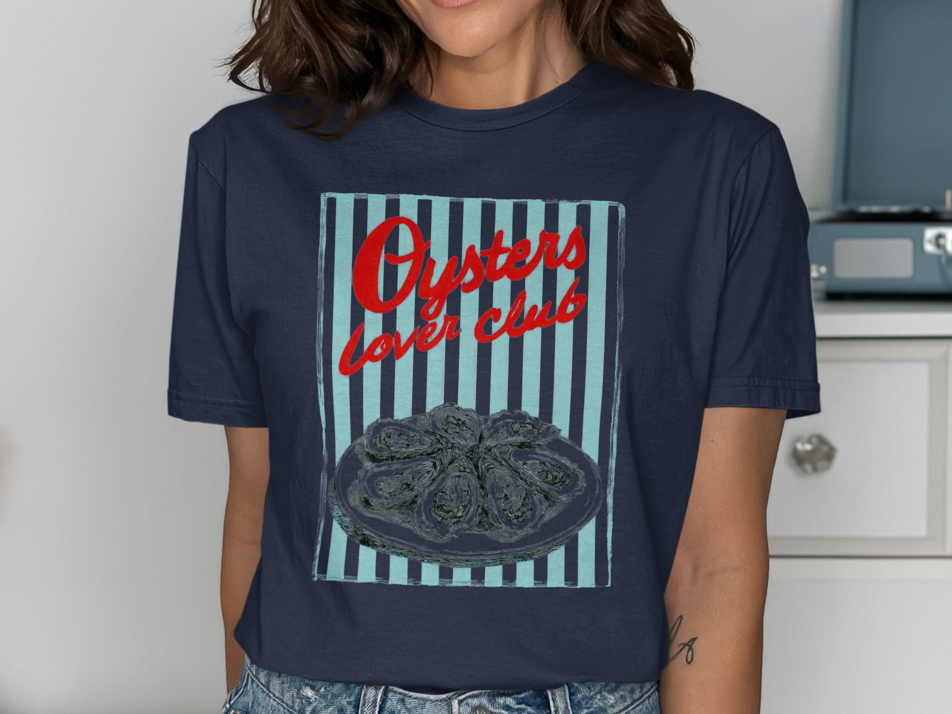 Dark blue t-shirt with "Oysters Lover Club" and a plate of oysters graphic.