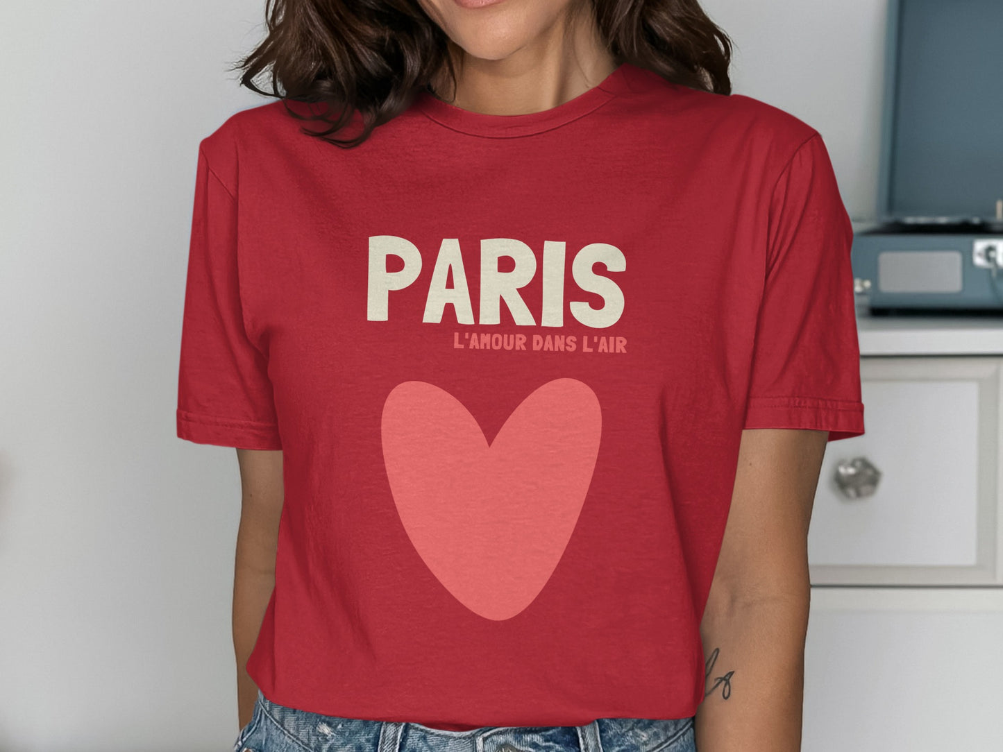 Red t-shirt with "PARIS L'AMOUR DANS L'AIR" and a large pink heart.