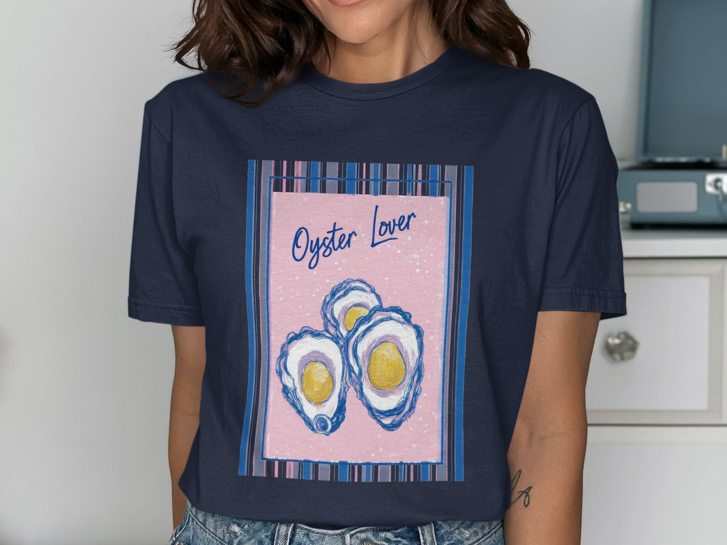 T-shirt with three oysters on a pink background, text "Oyster Lover".