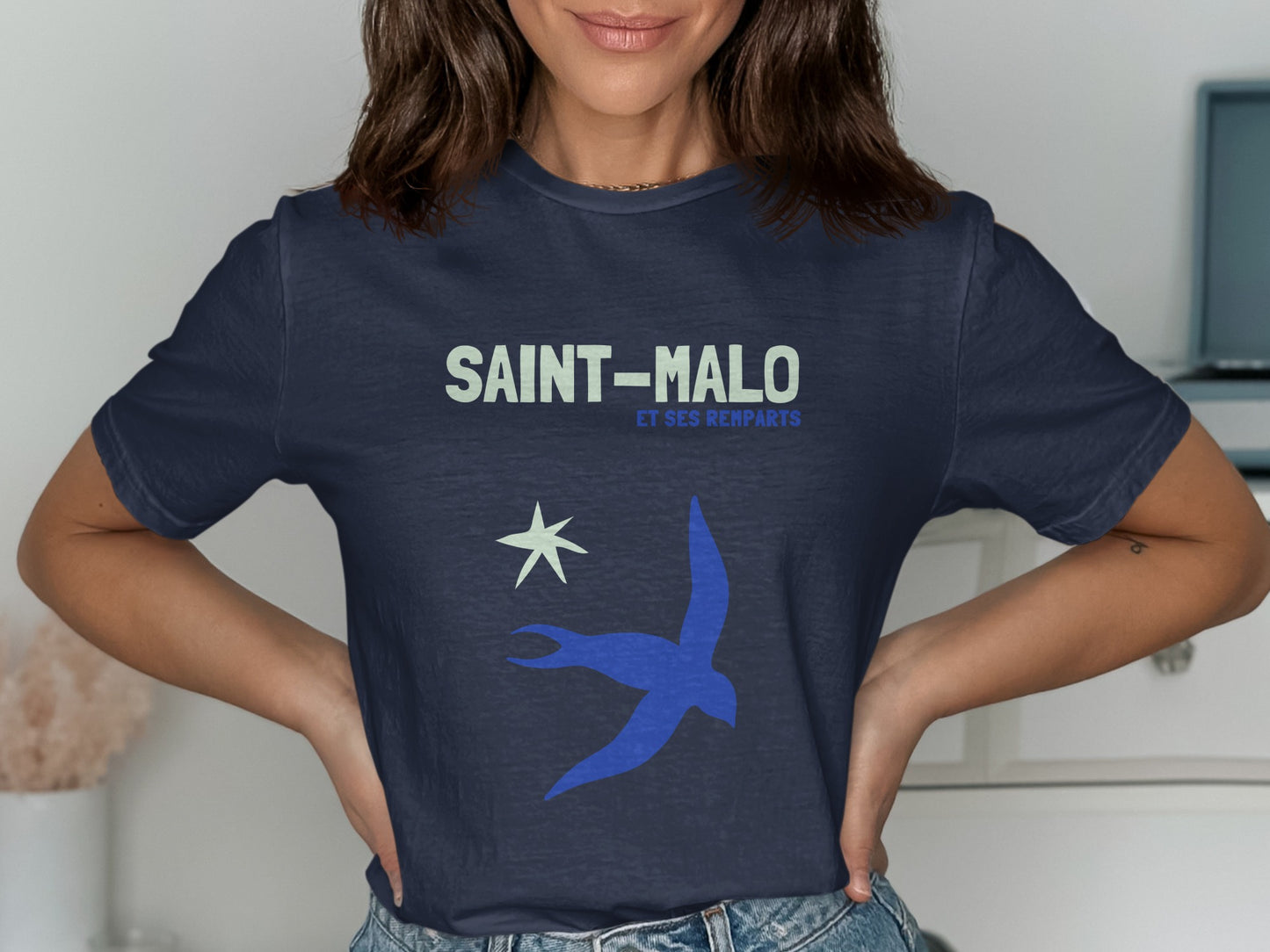 Navy t-shirt with Saint-Malo and a blue bird graphic.