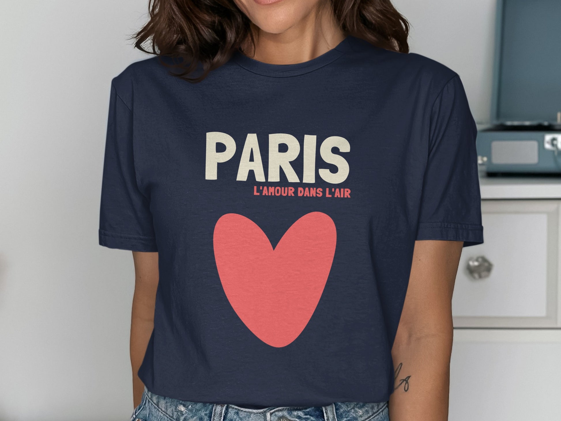 Navy t-shirt with "PARIS L'AMOUR DANS L'AIR" and a red heart.