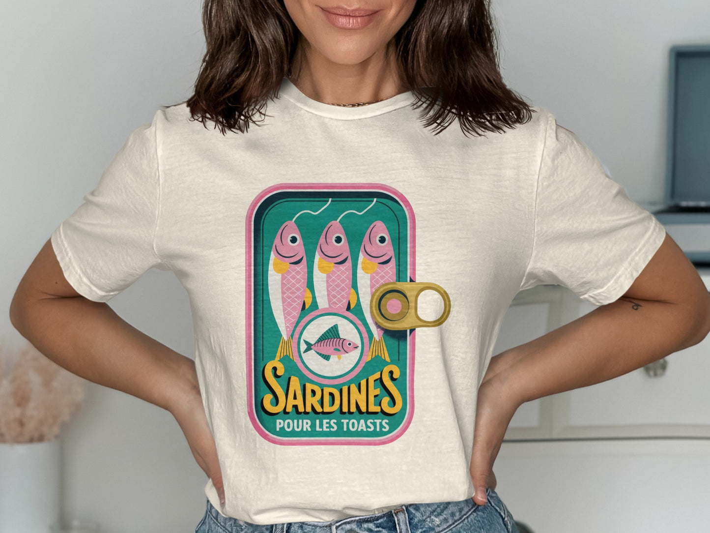 T-shirt with a graphic of three sardines in a can labeled "Sardines Pour Les Toasts".