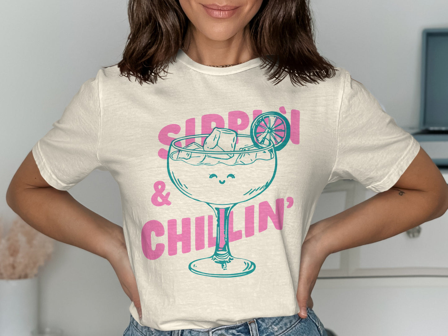 Cream t-shirt with cartoon cocktail glass, "Sippin' & Chillin'" text.