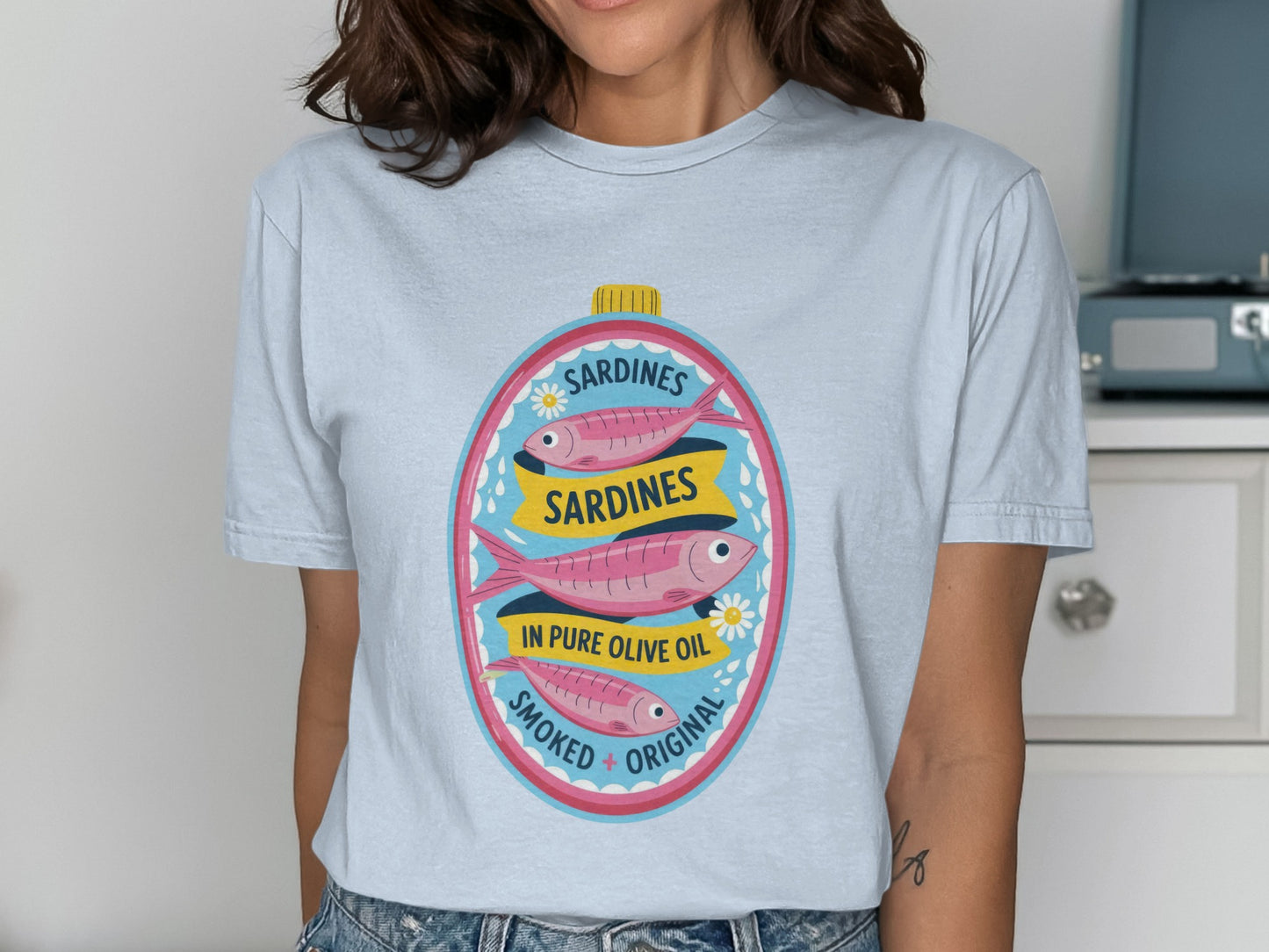 Sardines in olive oil, smoked original, with three fish and flowers on a shirt.