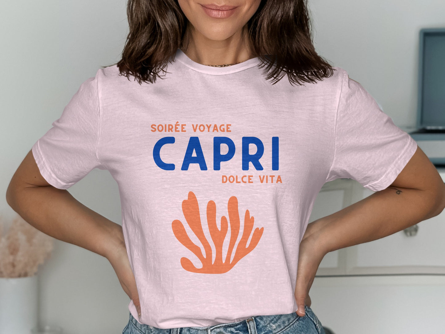 Pink t-shirt with "Soirée Voyage Capri Dolce Vita" and coral graphic.