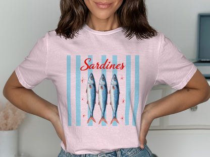 Pink t-shirt with three cartoon sardines and "Sardines" text.