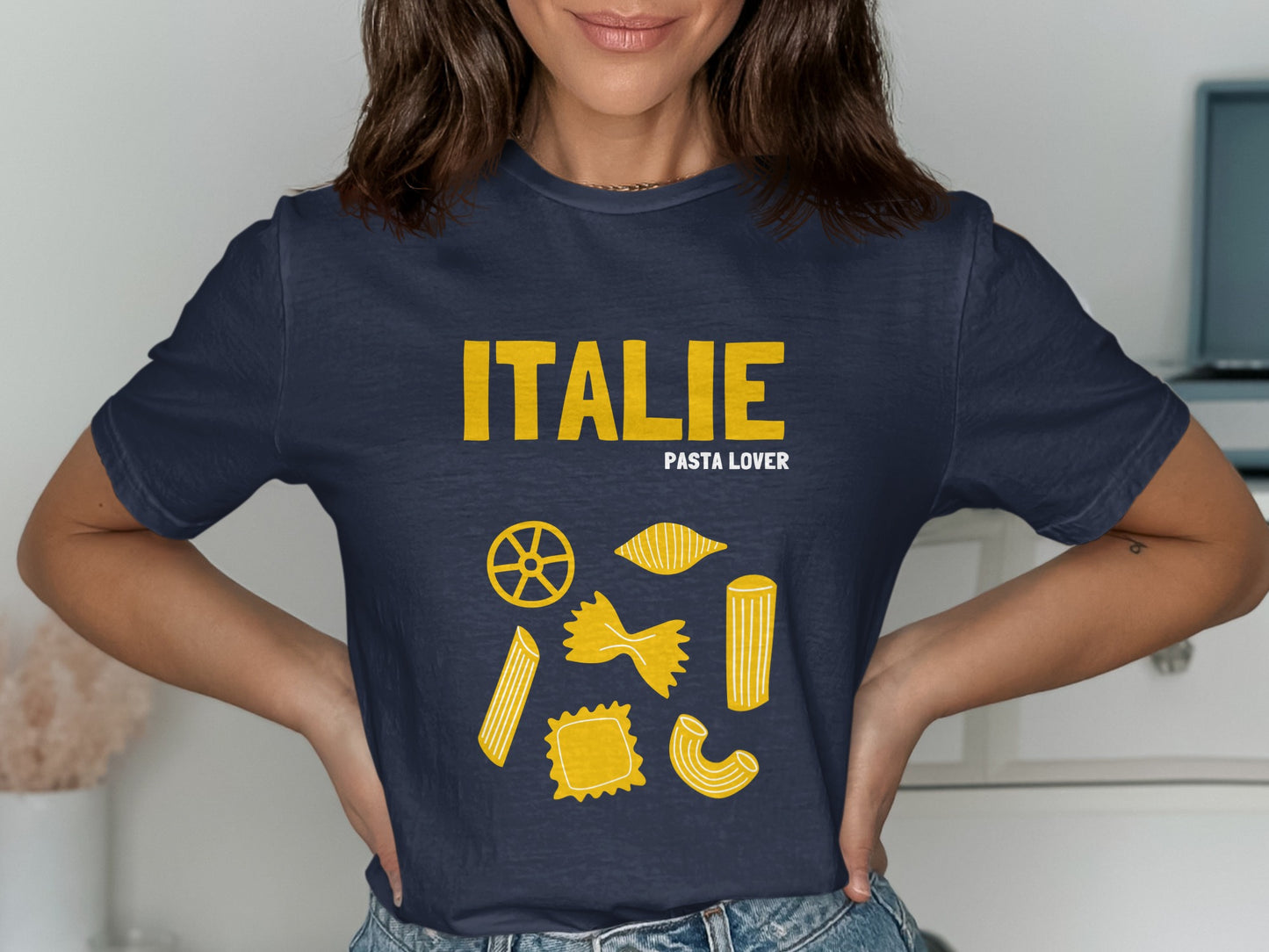 Navy t-shirt with "Italie Pasta Lover" and illustrations of pasta shapes.