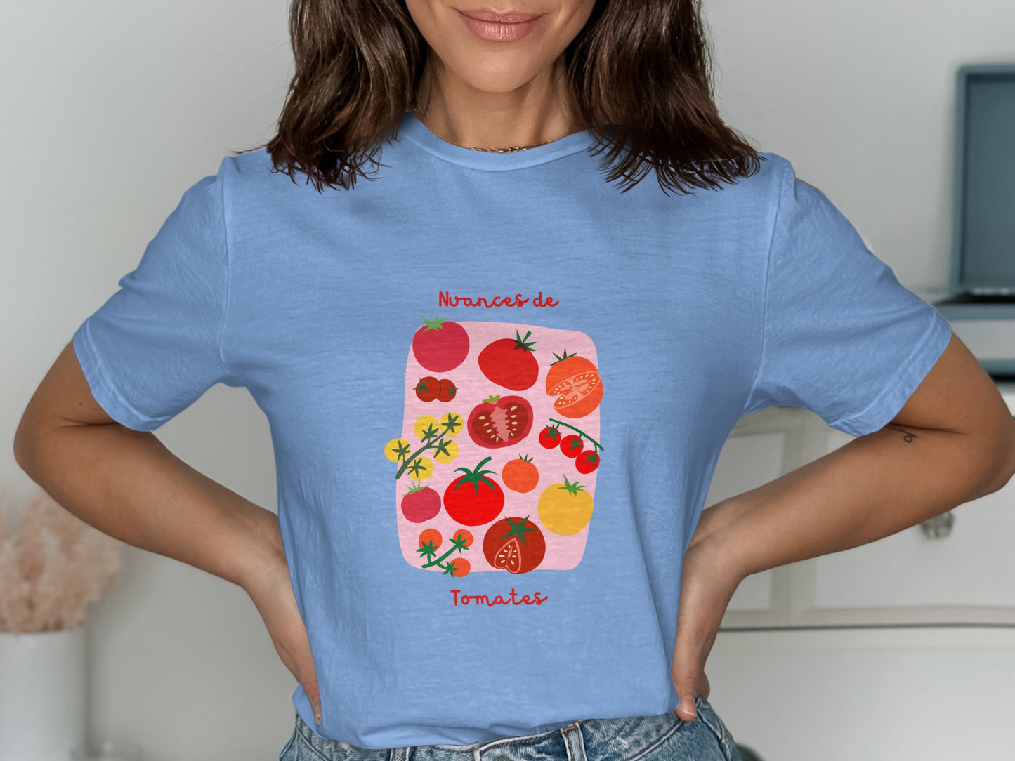 Light blue t-shirt with illustration of various tomatoes and "Nuances de Tomates" text.