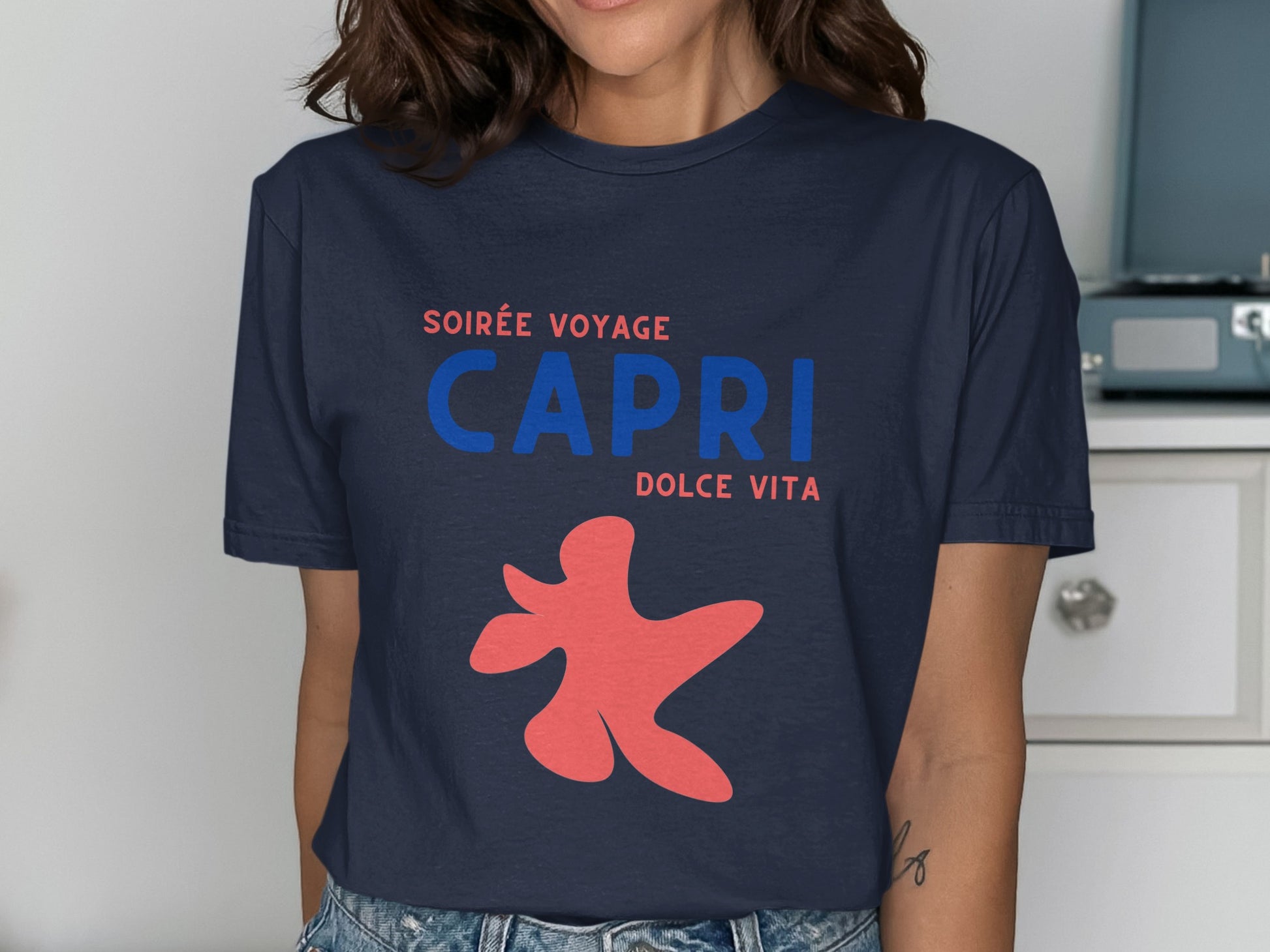 Navy t-shirt with "Soirée Voyage Capri Dolce Vita" and a red abstract shape.