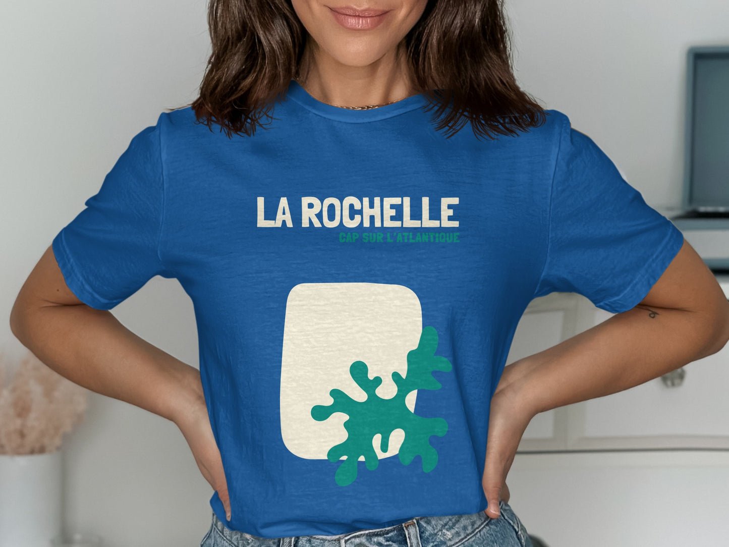 Blue t-shirt with "LA ROCHELLE CAP SUR L'ATLANTIQUE" text and abstract graphic.
