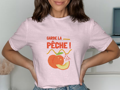 Pink t-shirt with "Garde la pêche!" text and a peach graphic.