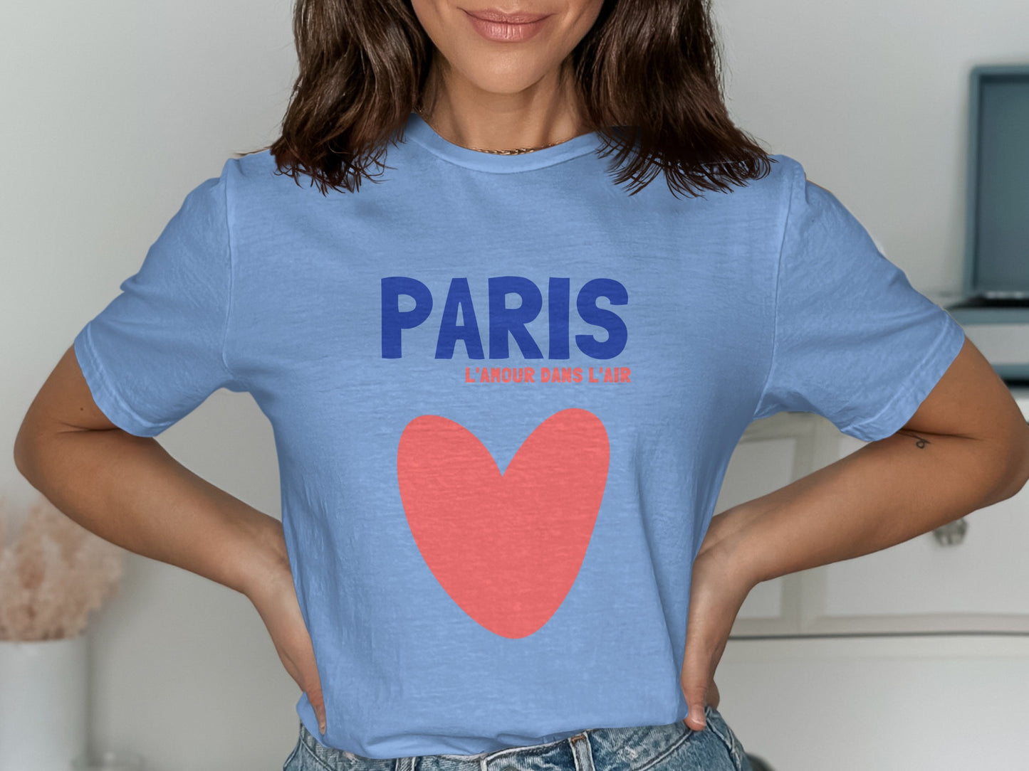 Light blue t-shirt with "PARIS L'AMOUR DANS L'AIR" and a red heart.