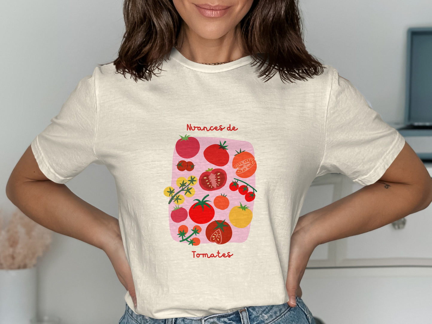 Cream t-shirt with illustrated red and yellow tomatoes and "Nuances de Tomates" text.