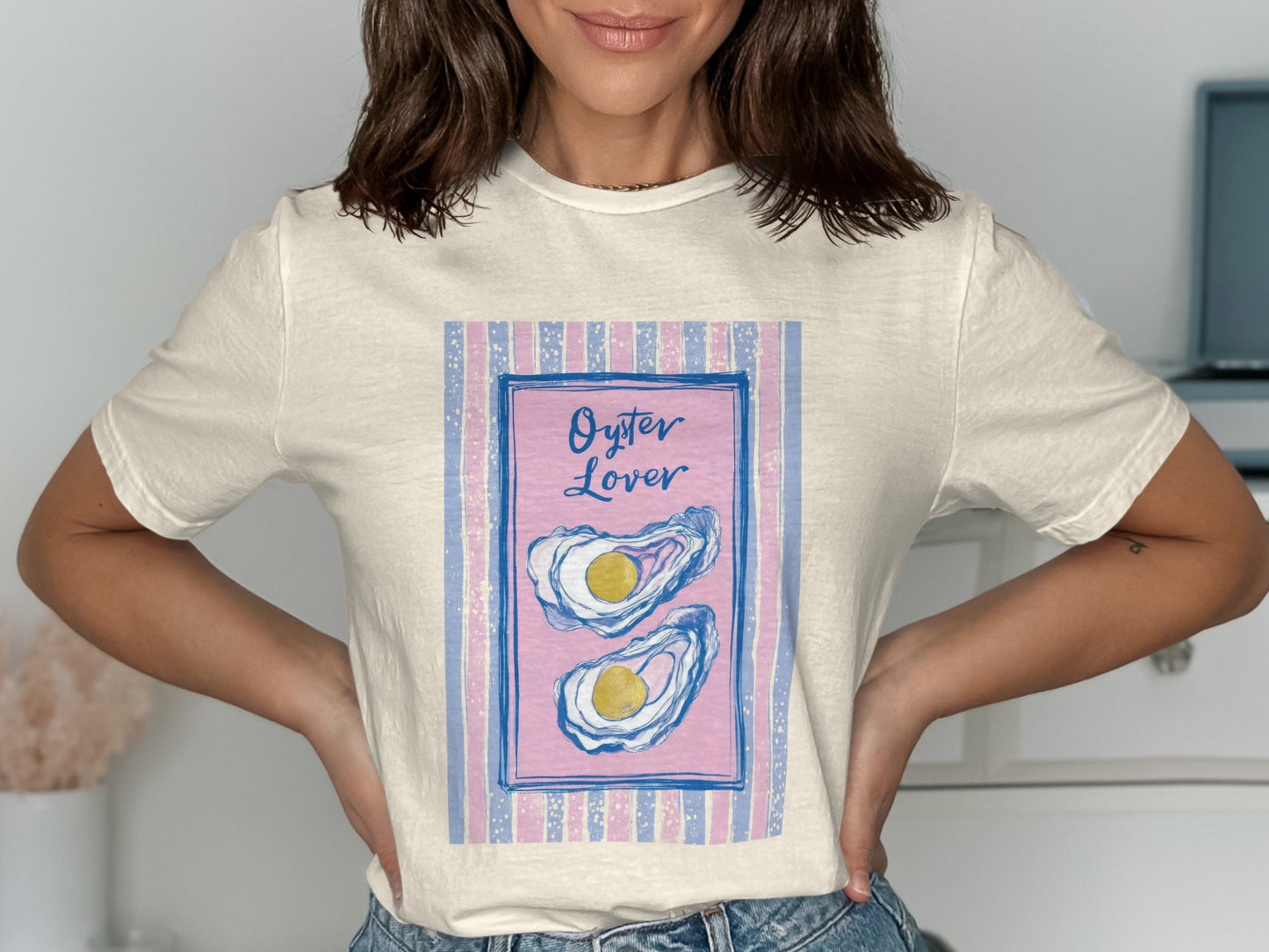 Cream t-shirt with graphic of two oysters and "Oyster Lover" text.