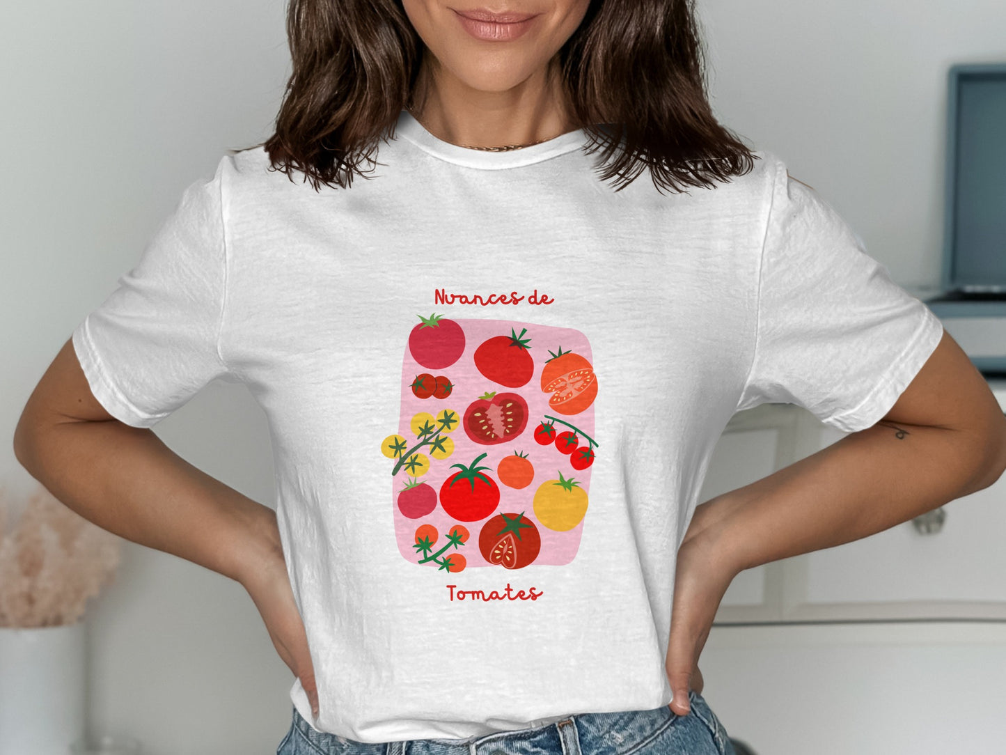 White t-shirt with illustration of assorted tomatoes and "Nuances de Tomates" text.