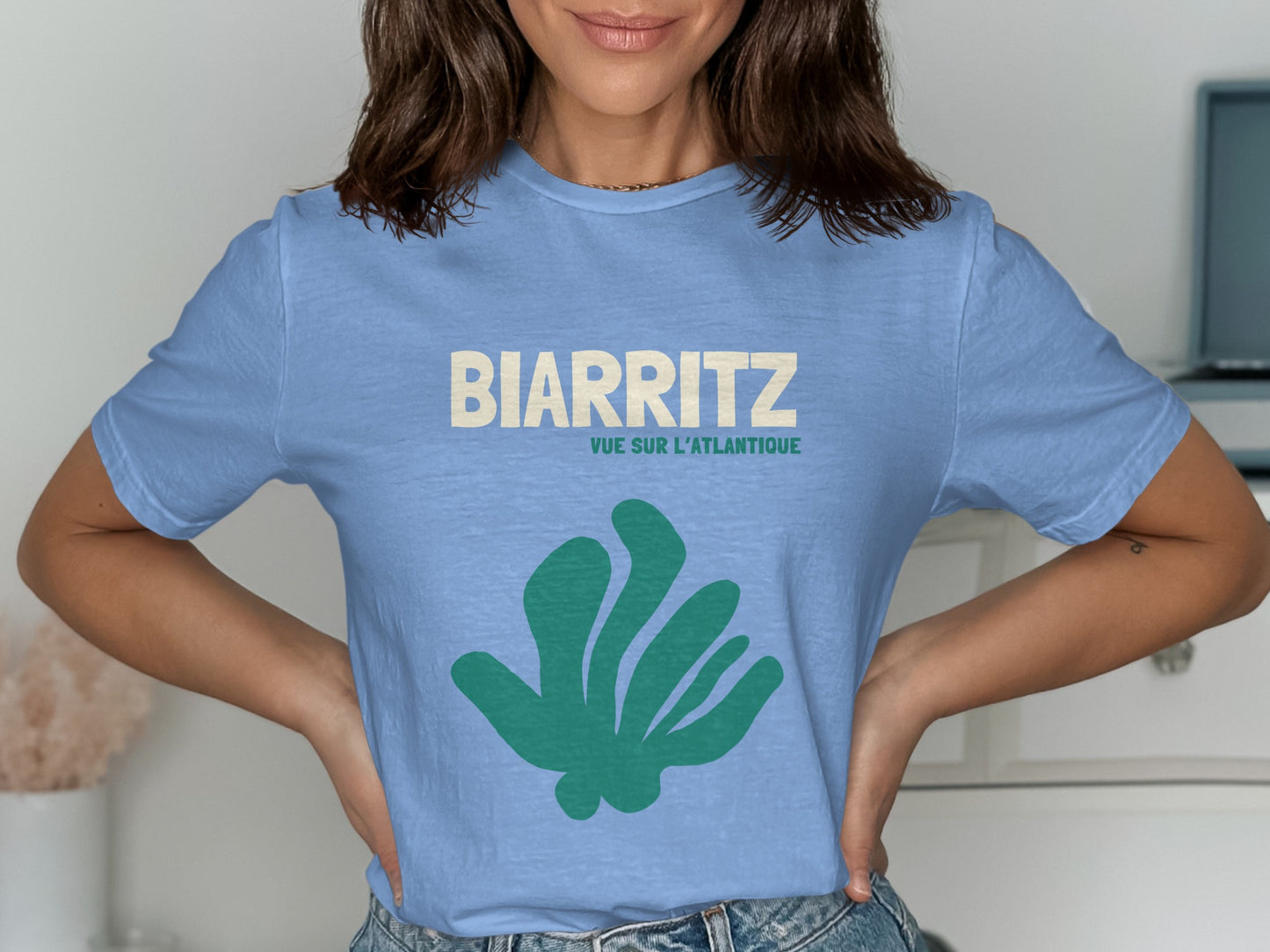 Light blue t-shirt with "BIARRITZ" and "VUE SUR L'ATLANTIQUE" text and green abstract shape.
