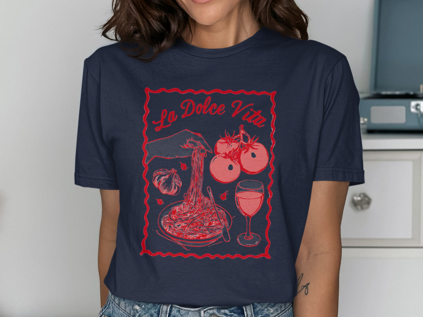 T-shirt graphic with "La Dolce Vita" text and illustration of spaghetti, tomatoes, and wine.
