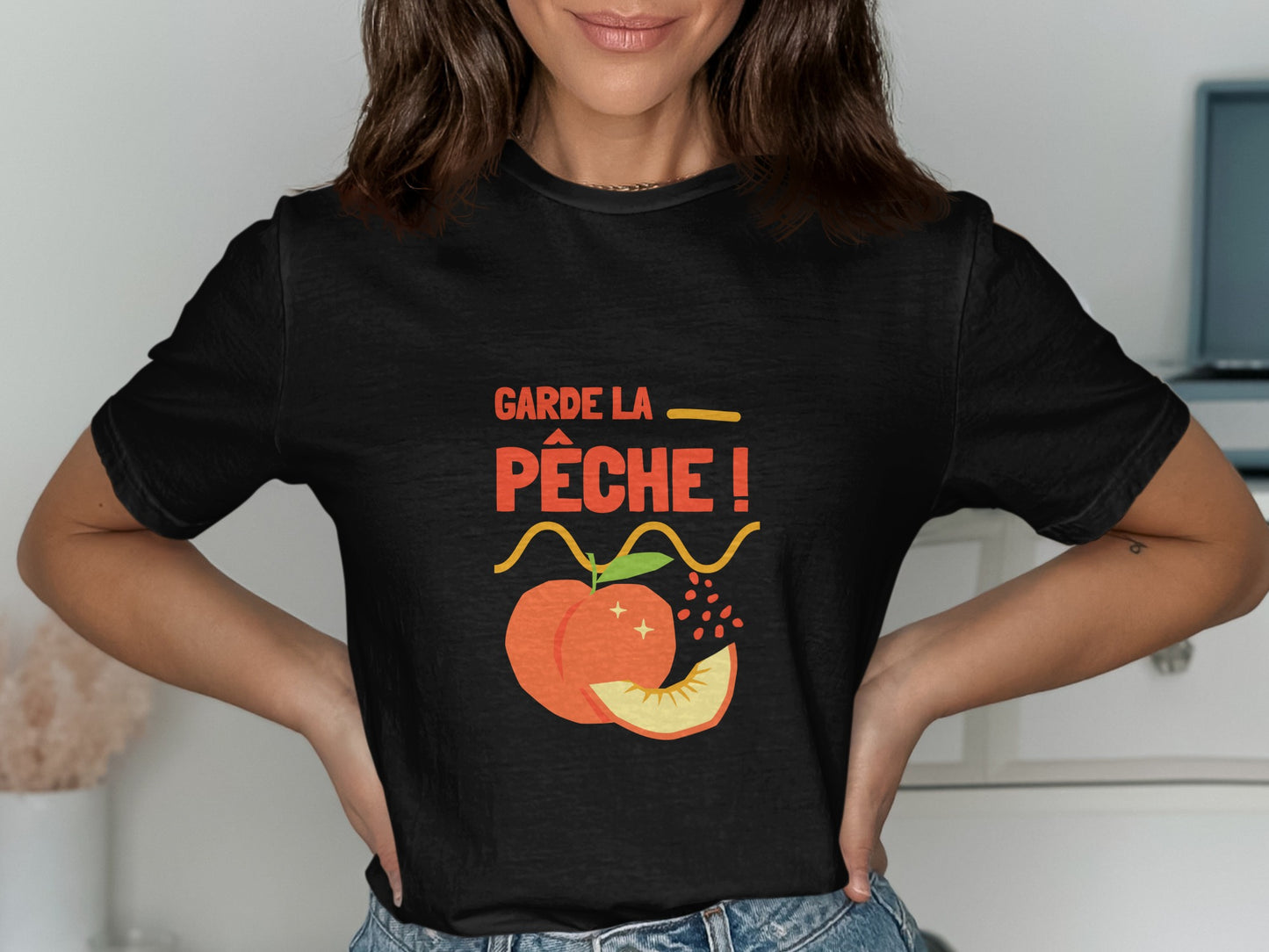 Black t-shirt with "Garde la pêche!" slogan and peach graphic.