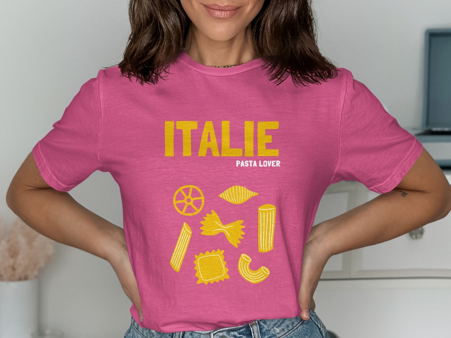 Pink t-shirt with yellow "Italie Pasta Lover" text and pasta graphics.
