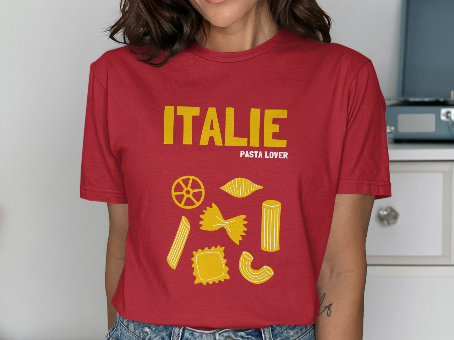 Red t-shirt with "ITALIE PASTA LOVER" and various pasta shapes.