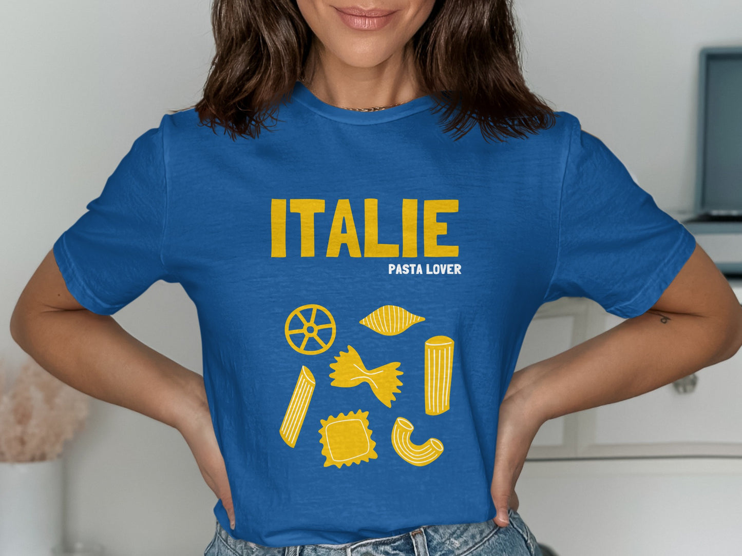 Blue t-shirt with "ITALIE PASTA LOVER" and pasta graphics.