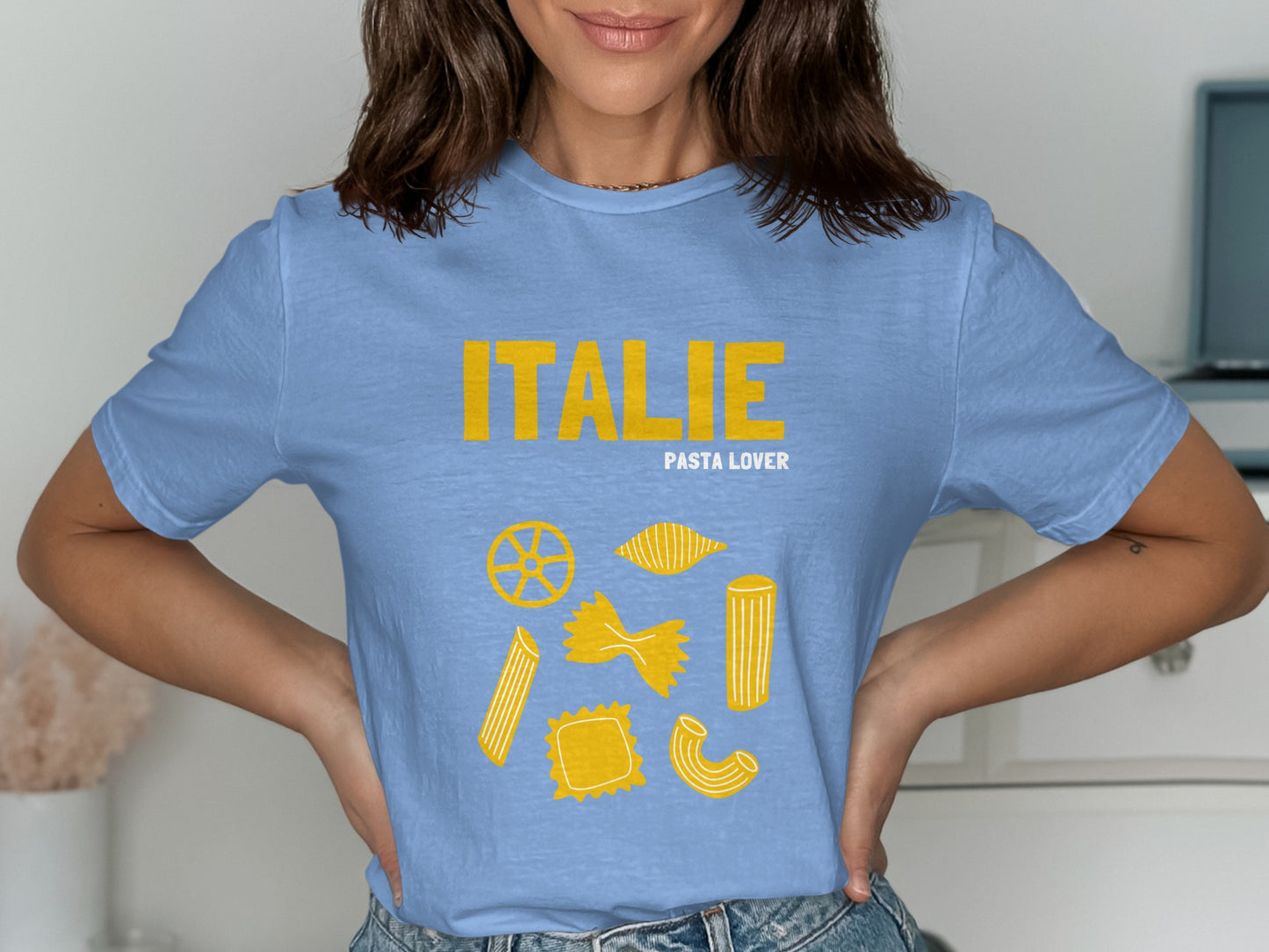Blue t-shirt with yellow "ITALIE PASTA LOVER" and pasta shapes.