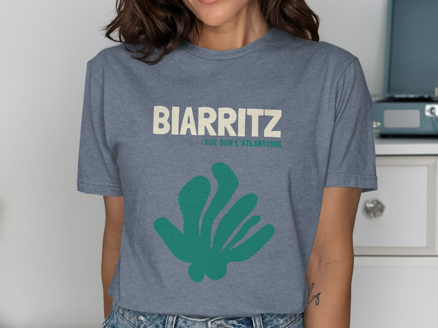 Grey t-shirt with BIARRITZ VUE SUR L'ATLANTIQUE text and green abstract shape.