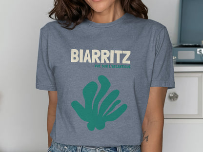 Grey t-shirt with BIARRITZ VUE SUR L'ATLANTIQUE text and green abstract shape.